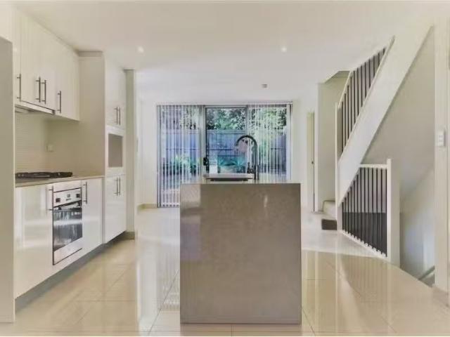 Unique 3 BR 21/6 12 King St, DUNDAS VALLEY Townhouse for rent.