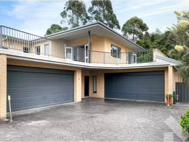 Charming 3 BR 2/2C Lachlan Street, Thirroul Apartment for rent.