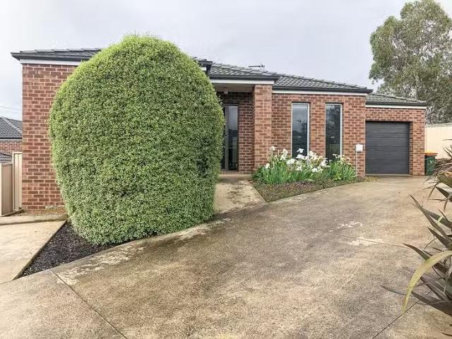 Charming 3 BR 2/309 Joseph Street, Canadian, VIC 3350