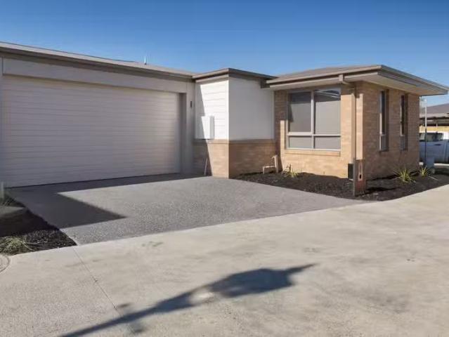 For Rent! 3 BR 2 Oakmont Court, FRANKSTON, VIC 3199 House fo.