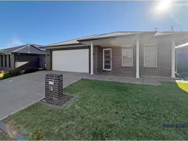 For Rent! 3 BR 34 Turon Crescent, Dubbo House for rent Listed.
