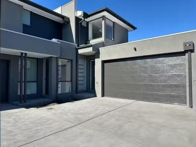 Just in! 3 BR 3/65 Strathavan Drive, BERWICK, VIC 3806 House.