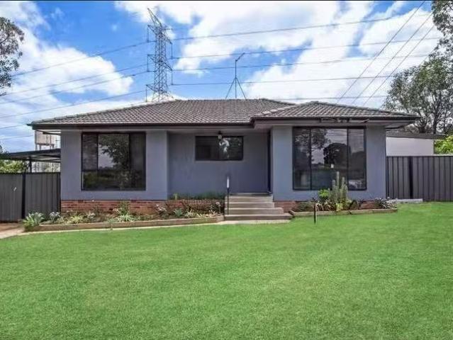 Deal! 3 BR 30 Lucena Crescent, Lethbridge Park, NSW 2770