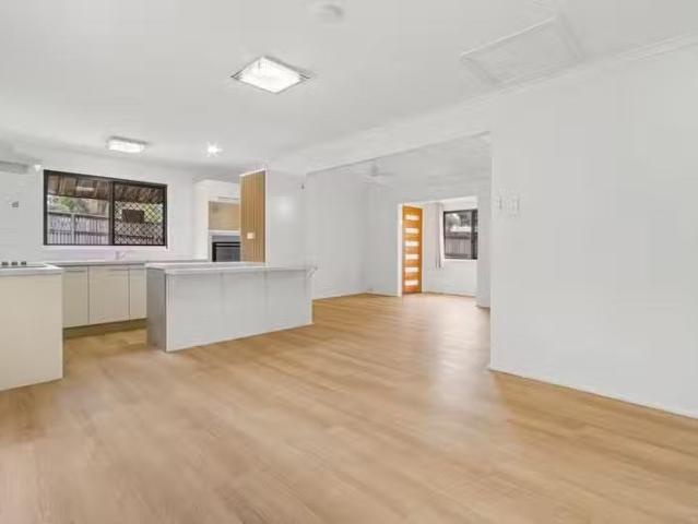Charming 3 BR 33 Narraport Crescent, BEENLEIGH, QLD 4207 Hou.