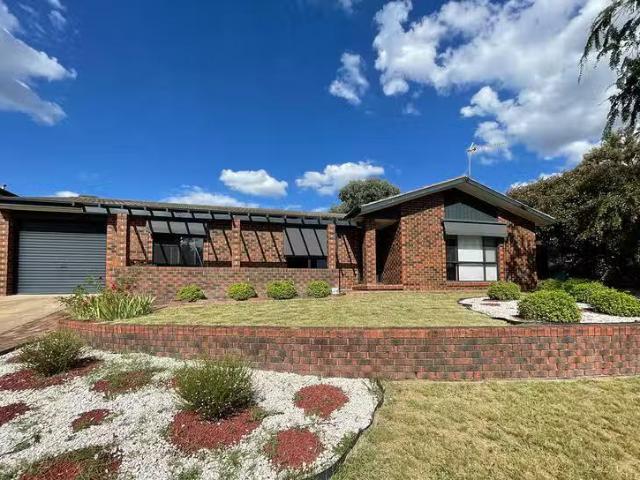 For Rent! 3 BR 47 Maltby Circuit, Wanniassa, ACT 2903