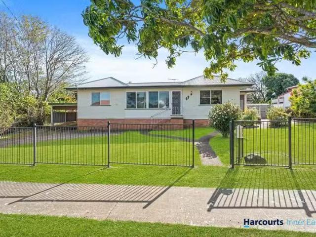 Just in! 3 BR 47 Berrimilla Street, MANLY WEST, QLD 4179 Hou.