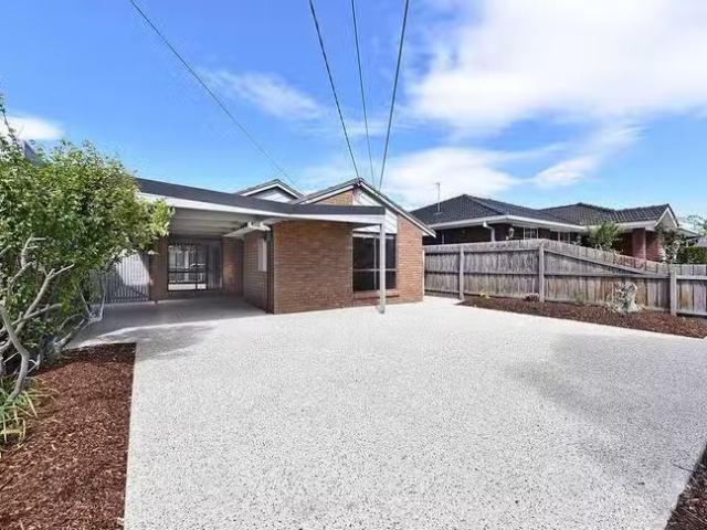 Cheap 3 BR 49 West Gateway, Keilor East, VIC 3033