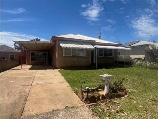Nice 3 BR 42 North Street, DUBBO House for rent Listed by Hol.