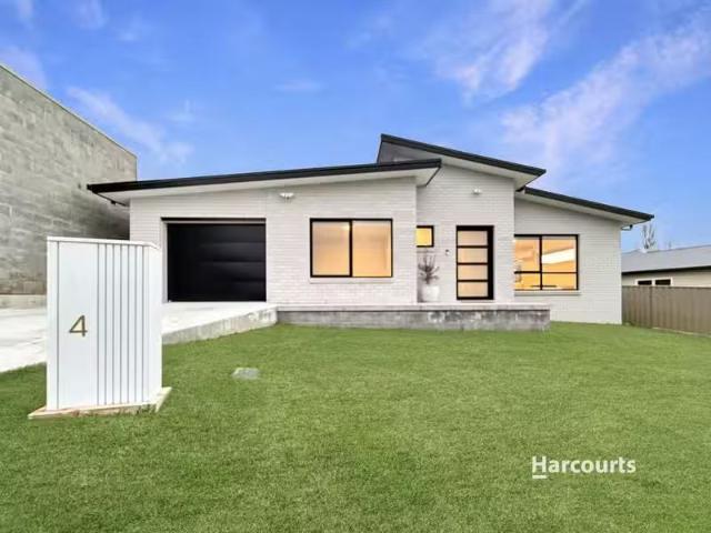 Charming 3 BR 4 Giblin Street, PENGUIN, TAS 7316 House for R.