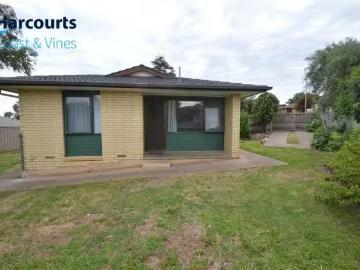 Just in! 3 BR 4 Hamar Court, HACKHAM WEST, SA 5163 House for.