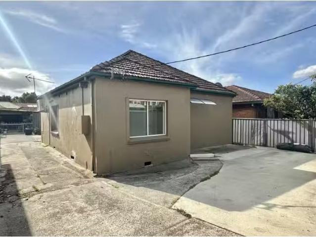 Cozy 3 BR 4 Lake Avenue, Cringila House for rent Listed by Ta.