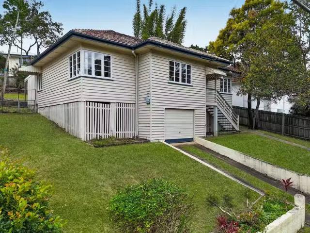 Charming 3 BR 54 fishara Street, HOLLAND PARK, QLD 4121 Hous.