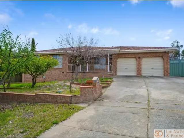 Deal! 3 BR 57 Crest Park Parade, Queanbeyan West House for ren.