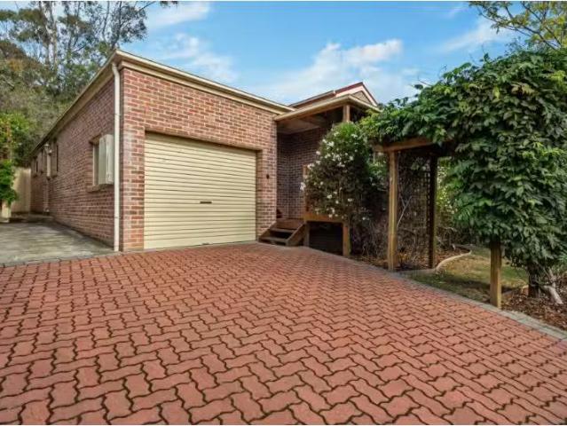 For Rent! 3 BR 5/100 Cascade Road, SOUTH HOBART House for rent.