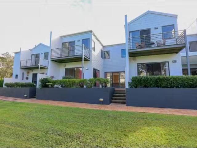 Cozy 3 BR 5/10 14 Daintree Drive, KORORA Townhouse for rent L.