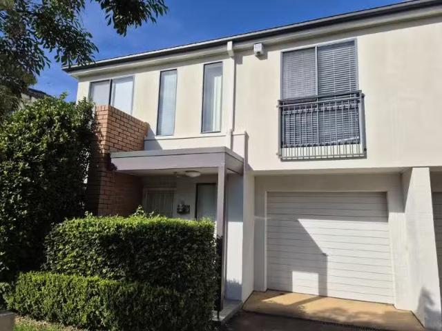 Nice 3 BR 5 Dianella Circuit, Woodcroft Townhouse for rent Li.