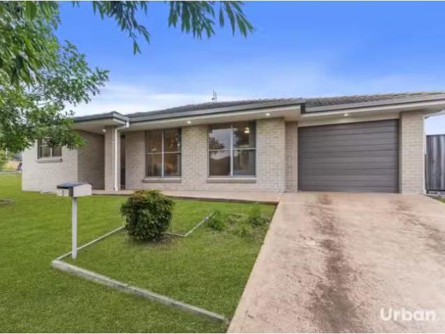 Charming 3 BR 5 Dunnart Street, Aberglasslyn House for rent L.
