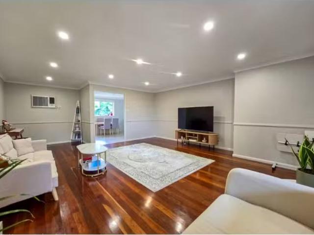 For Rent! 3 BR 69 Emerald Drive, EAGLE VALE House for rent Li.