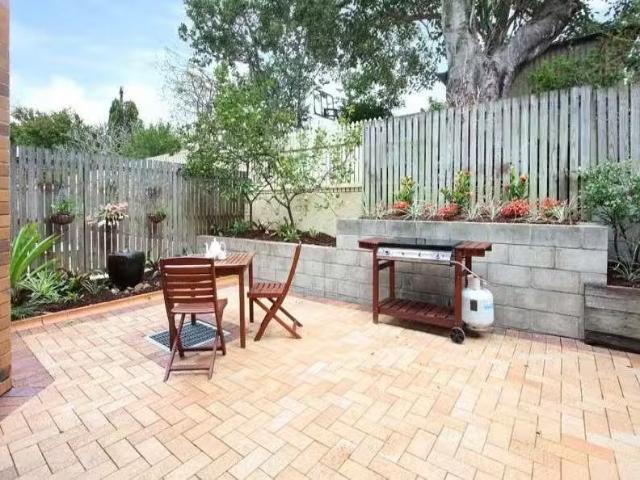 Cozy 3 BR 6/29 Halstead Street, COORPAROO, QLD 4151 Townhous.