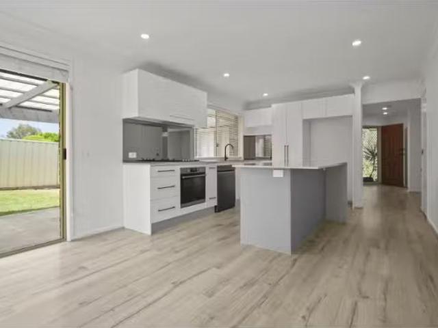 Cozy 3 BR 6 Karingal Place, Blue Haven House for rent Listed.