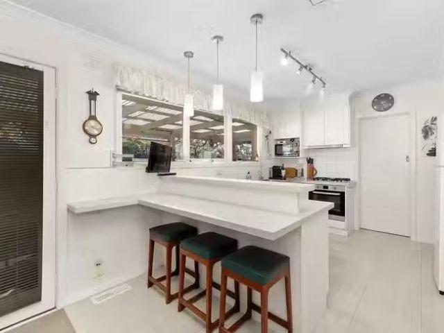 Cheap 3 BR 77 Albenca Street, Cheltenham, VIC 3192