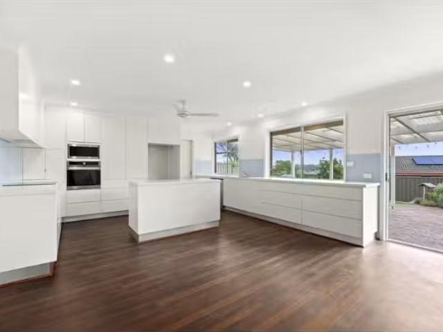 Charming 3 BR 79 Cooriengah Heights Road, Engadine House for r.