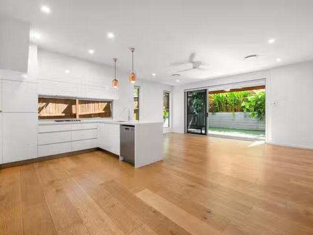 Rental! 3 BR 70A Riding Road, Hawthorne, QLD 4171