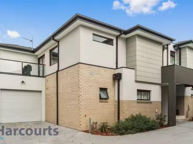 Cozy 3 BR 8/1 Hosken Street, Springvale South, VIC 3172 Unit.