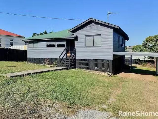 Charming 3 BR 8 Grayson Street, West Gladstone, QLD 4680