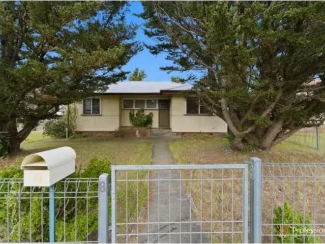 Unique 3 BR 8 Jones Avenue, Armidale House for rent Listed by.