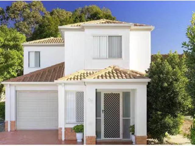 Deal! 3 BR 96/37 Dasyure Place, Wynnum West Townhouse for rent.
