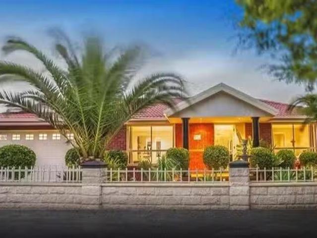 Just in! 3 BR 9 Rutherford Way, Roxburgh Park, VIC 3064