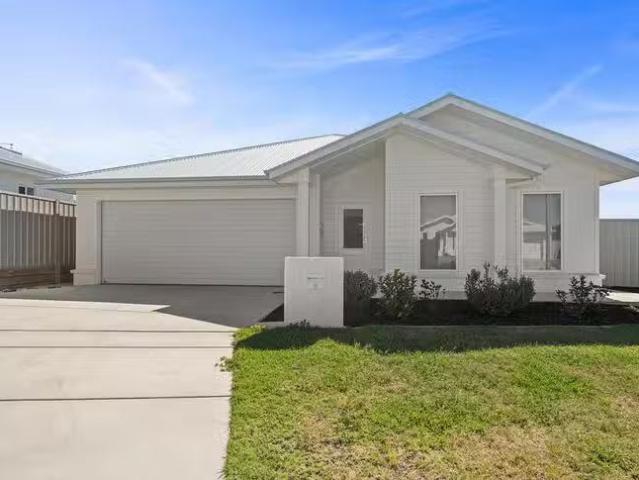 Cheap 3 BR 9 Valencia Drive, Gobbagombalin, NSW 2650