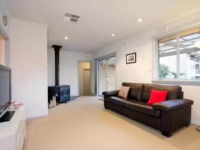 Just in! 3 Briarfield Court, FOREST HILL, VIC 3131 House for.