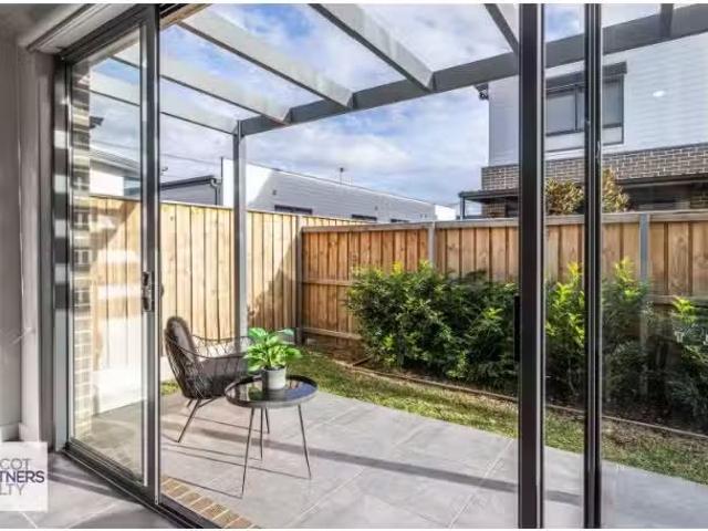 Just in! 3 Calamvale Glade, Riverstone Townhouse for rent Lis.