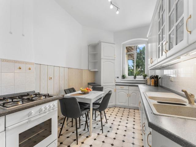 Charming 3 Room Apartment with Bay Window and Garden in Alt Hohenschönhausen