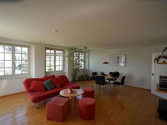 Charming 3 room old building apartment in Stäfa