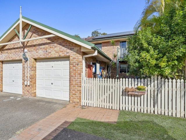 CHARMING 3BDRM TOWNHOUSE / INCREDIBLE PARKSIDE LOCATION