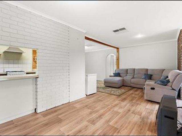 Charming 3x1 in Kelmscott