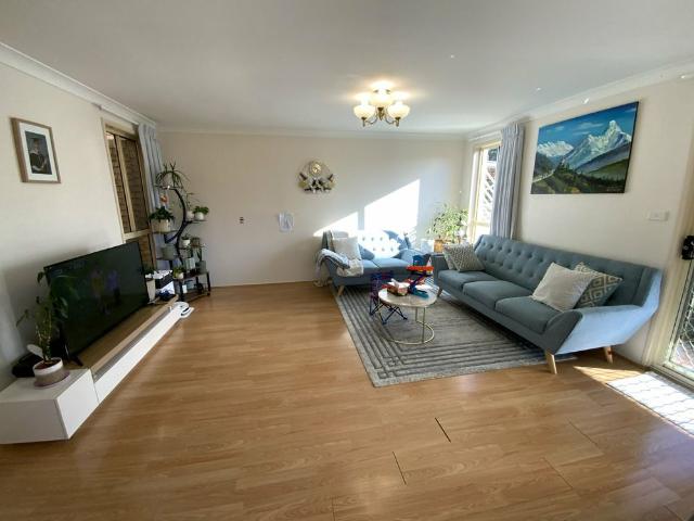 Charming Three bedroom duplex for Rent in Minto – Your Perfect Retreat!