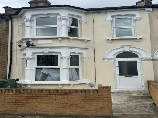 Charming three bedroom flat in Manor Park, E12