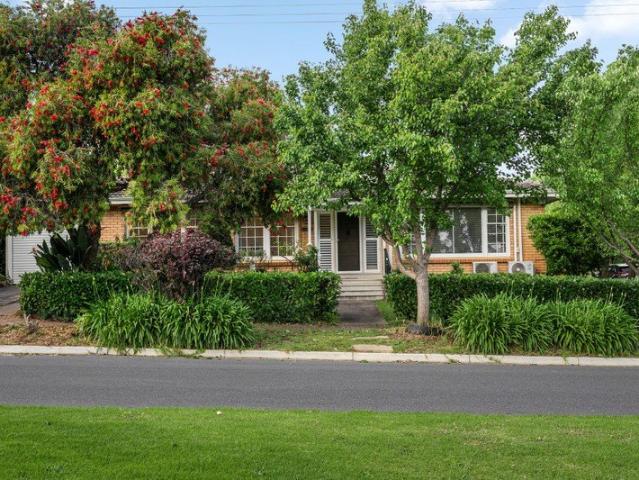 Charming Three Bedroom Homette with Beautiful Gardens and Detached Studio