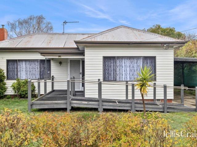 Charming Three Bedroom Home in Convenient Wendouree Location