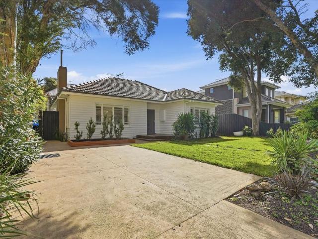 CHARMING THREE BEDROOM HOME IN GREAT LOCATION!