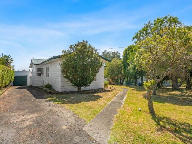CHARMING THREE BEDROOM HOME IN PRIME LOCATION