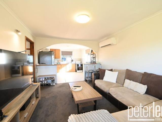 Charming Three Bedroom Home in Ravenswood