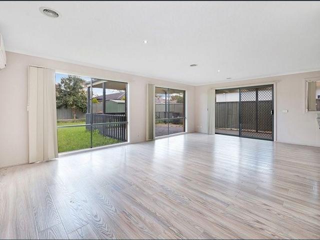 Charming three bedroom residence in Hunt Club area!