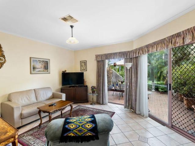 Charming Three Bedroom Retreat in the Heart of West Lakes with Water view