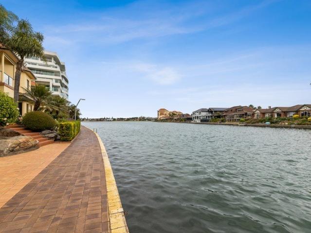 Charming Three Bedroom Retreat in the Heart of West Lakes with Water view
