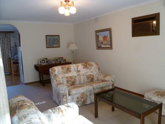 Charming Three Bedroom Unit in Leafy Surrey Hills